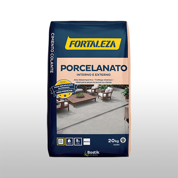 Argamassa Fortaleza para porcelanato interno e externo, alta aderência e resistência, ideal para áreas de tráfego intenso e peças claras.