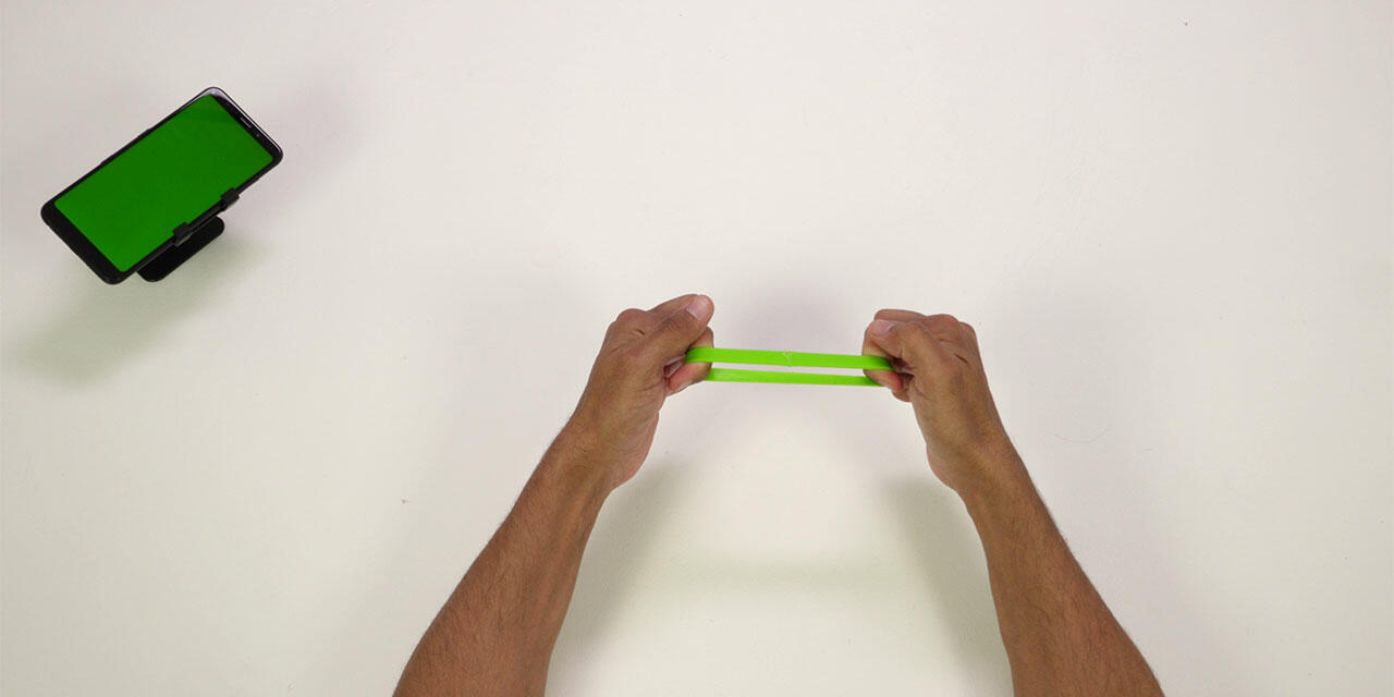 Браслет надевают на пальцы для проверки гибкости и прочности, подтверждая успешное восстановление и готовность к ношению.