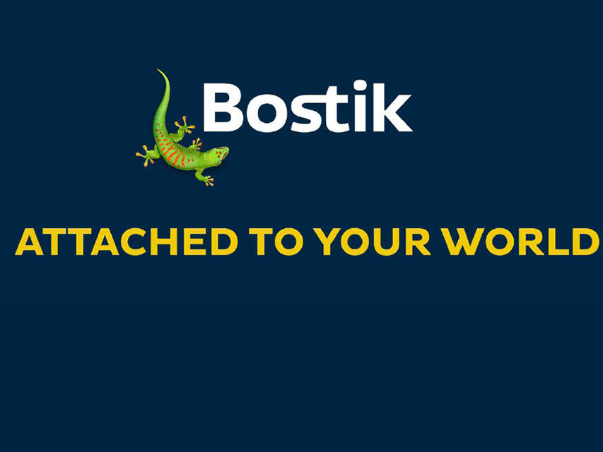 Новая айдентика Bostik на тёмно‑синем фоне: логотип с гекконом и слоган ATTACHED TO YOUR WORLD, подчёркивающие близость бренда к миру клиентов.