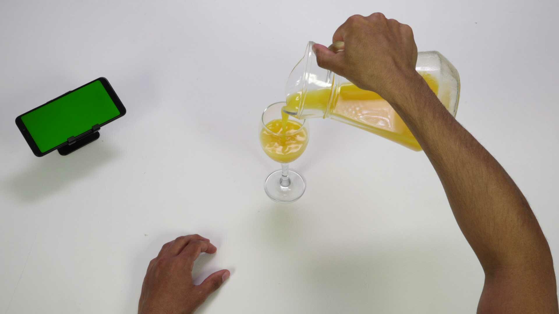 Рука наливает напиток в восстановленный бокал, подтверждая прочность соединения и успешное завершение ремонта с помощью клея Bostik.