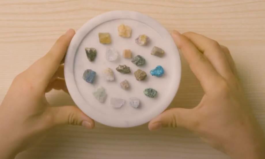 Bostik DIY Russia how to decorate a plate with blu tack teaser image