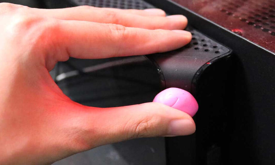 Bostik DIY Hong Kong Mandarin Chinese tutorial how to block light with blu tack banner