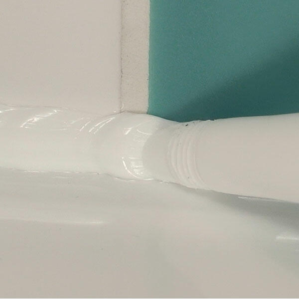 Nahaufnahme einer frisch gezogenen weißen Silikonraupe entlang der Waschbecken‑Kante, Grundlage für eine dichte, hygienische Abdichtung im Bad.