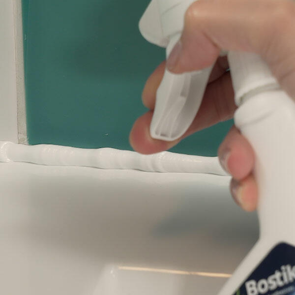 Bostik Glättmittel wird gleichmäßig auf die frische Silikonfuge gesprüht, um das anschließende Formen und ein sauberes, gleichmäßiges Fugenbild zu erleichtern.