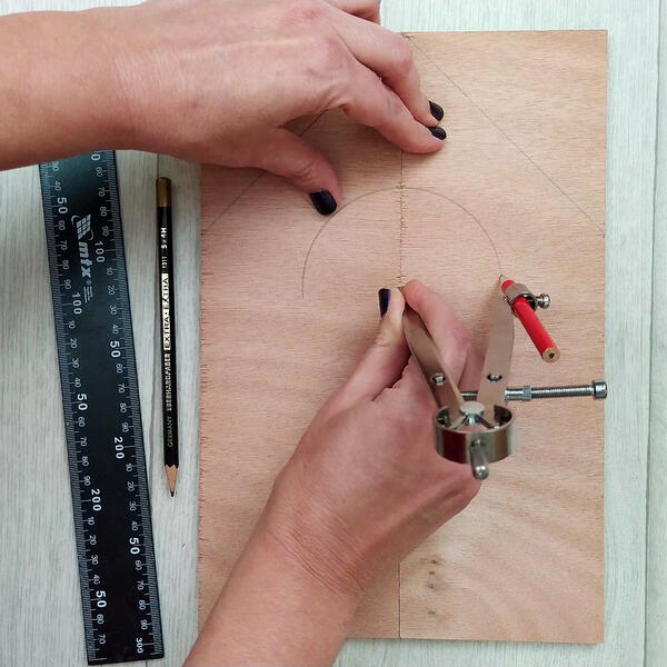 Bostik-DIY-Greece-Tutorial-BirdFeeder-Image-1080x1080-02