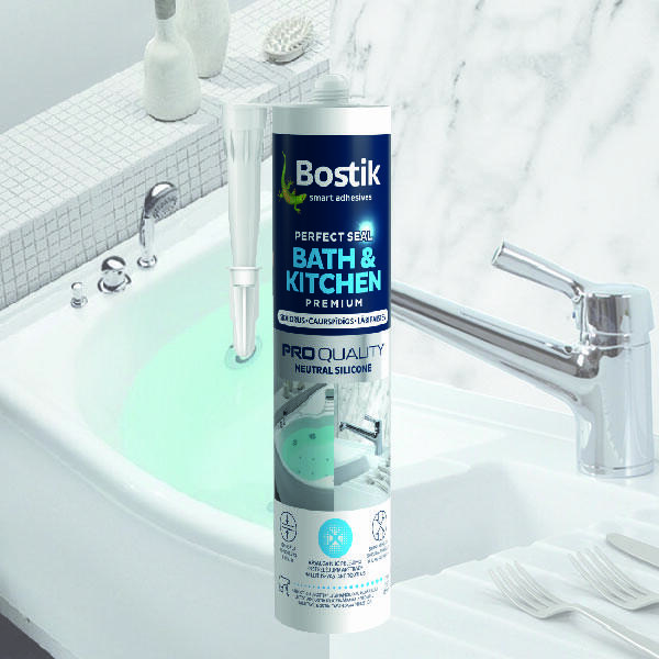 Bath & Kitchen Premium silikona hermētiķis uz vannas malas, veidojot ūdensizturīgu savienojumu un aizsardzību pret mitrumu un pelējumu.