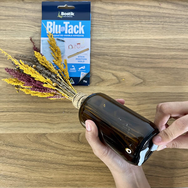 Bostik-DIY-PH-How to Keep Flowers in Place with Blu-Tack-Step 4-600x600