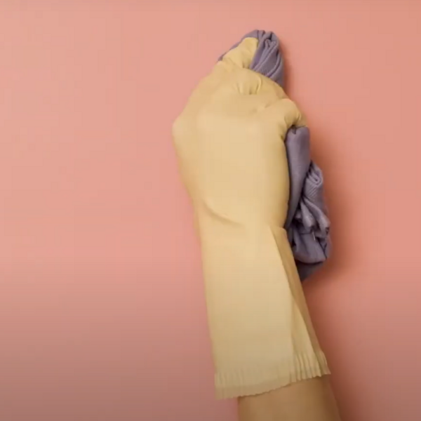 Bostik DIY Poland Tutorial How to remove blu tack marks step 2