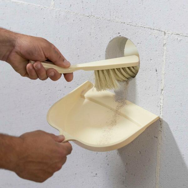 Bostik DIY Poland Tutorial Filling gaps around pipe block 1