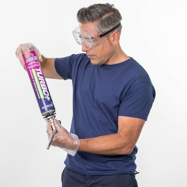 Bostik DIY Poland Tutorial Filling gaps around pipe block 4