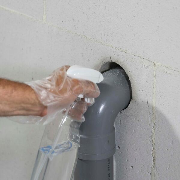 Bostik DIY Poland Tutorial Filling gaps around pipe block 6