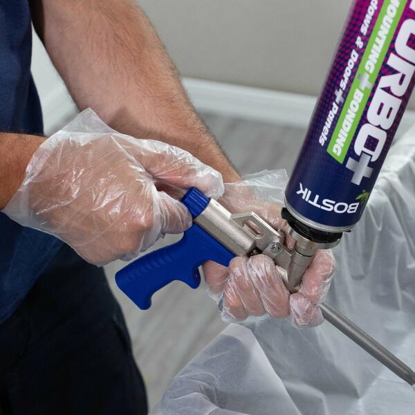 Bostik DIY Poland Tutorial Filling gaps around pipe block 7