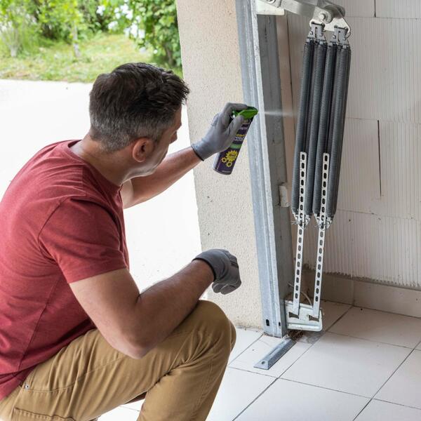 Bostik DIY Poland lubricant garage door sliding door Step 1