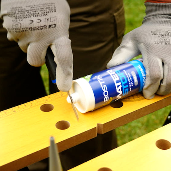 Bostik DIY Moldova Waterstop IMAGE etanseaza rostul sortului metalic Step 2