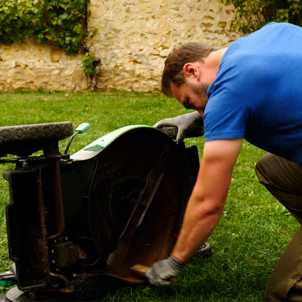 Bostik DIY Moldova Waterstop IMAGE repara sasiul masinii de tuns iarba  Step 1