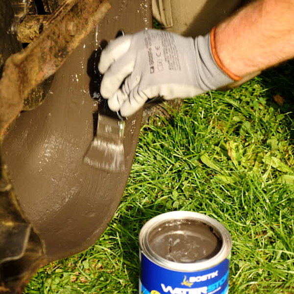 Bostik DIY Moldova Waterstop IMAGE repara sasiul masinii de tuns iarba  Step 3