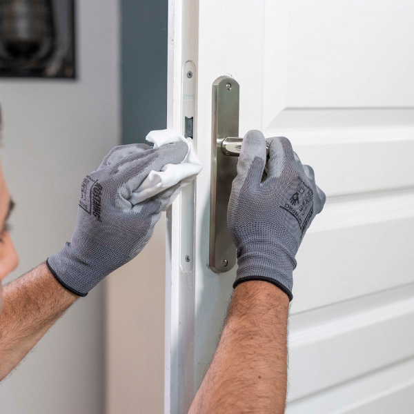 Bostik DIY Moldova intretinerea balamalelor silentioase step 4