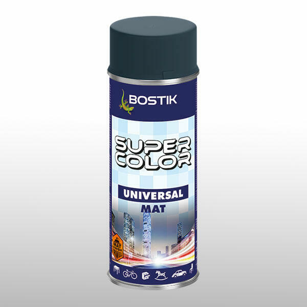 Matný sprej Bostik Super Color Universal s tmavozeleným vrchnákom a mestským pozadím, ideálny na dekoratívne matné nátery s kvalitnou akrylovou vrstvou.