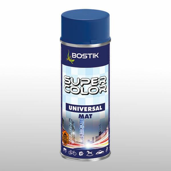 Matný sprej Bostik Super Color Universal s modrým vrchnákom a panorámou mesta, určený na rovnomerné matné nátery pre interiérové aj vonkajšie projekty.