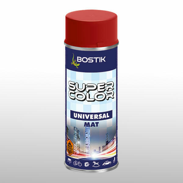 Matný sprej Bostik Super Color Universal s červeným vrchnákom a mestským pozadím, ideálny na dekoratívne matné úpravy s výraznou a stabilnou farbou.