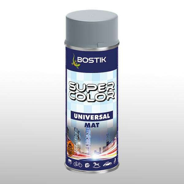 Univerzálny akrylový sprej Bostik Super Color so strieborným vrchnákom a mestským pozadím, určený na všestranné povrchové úpravy v interiéri aj exteriéri.