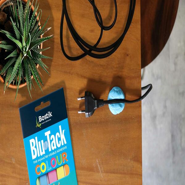 Bostik DIY Hong Kong Mandarin Chinese tutorial how to organize your power cords with blu tack step 3