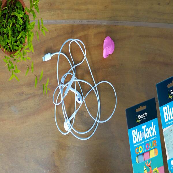 Bostik DIY Hong Kong Mandarin Chinese tutorial quick and easy way to organize your earphones with blu tack colour step 1