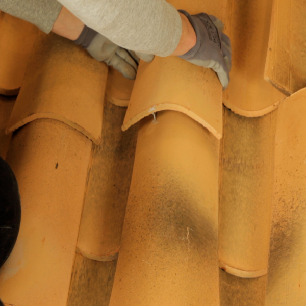 DIY Bostik Moldova Cum lipesti o tigla ceramica semicirculara pas 4